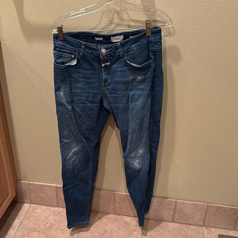 Closed woman's blue jeans made in Italy with orangic cotton.
